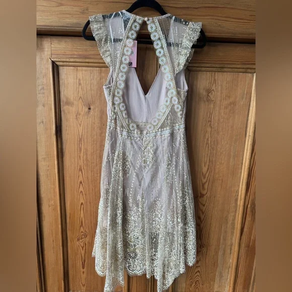 Caught In Motion Dress - Picture 2 of 8